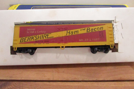 HO Scale AHM 5296I Private Owner Reefer Berkshire Ham & Bacon