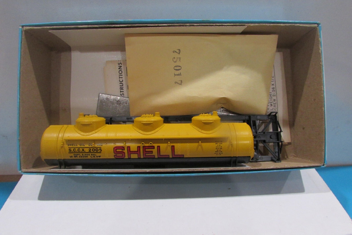 HO Scale Athearn 1500 SHELL Oil  Three Dome Tank Car Kit