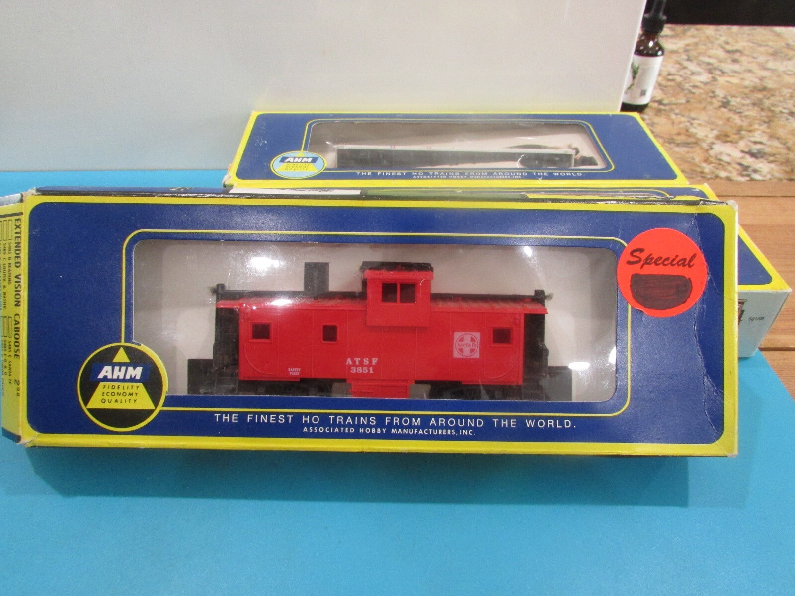HO Scale (5) AHM Assorted Cabooses & Freight Cars Lot#2016