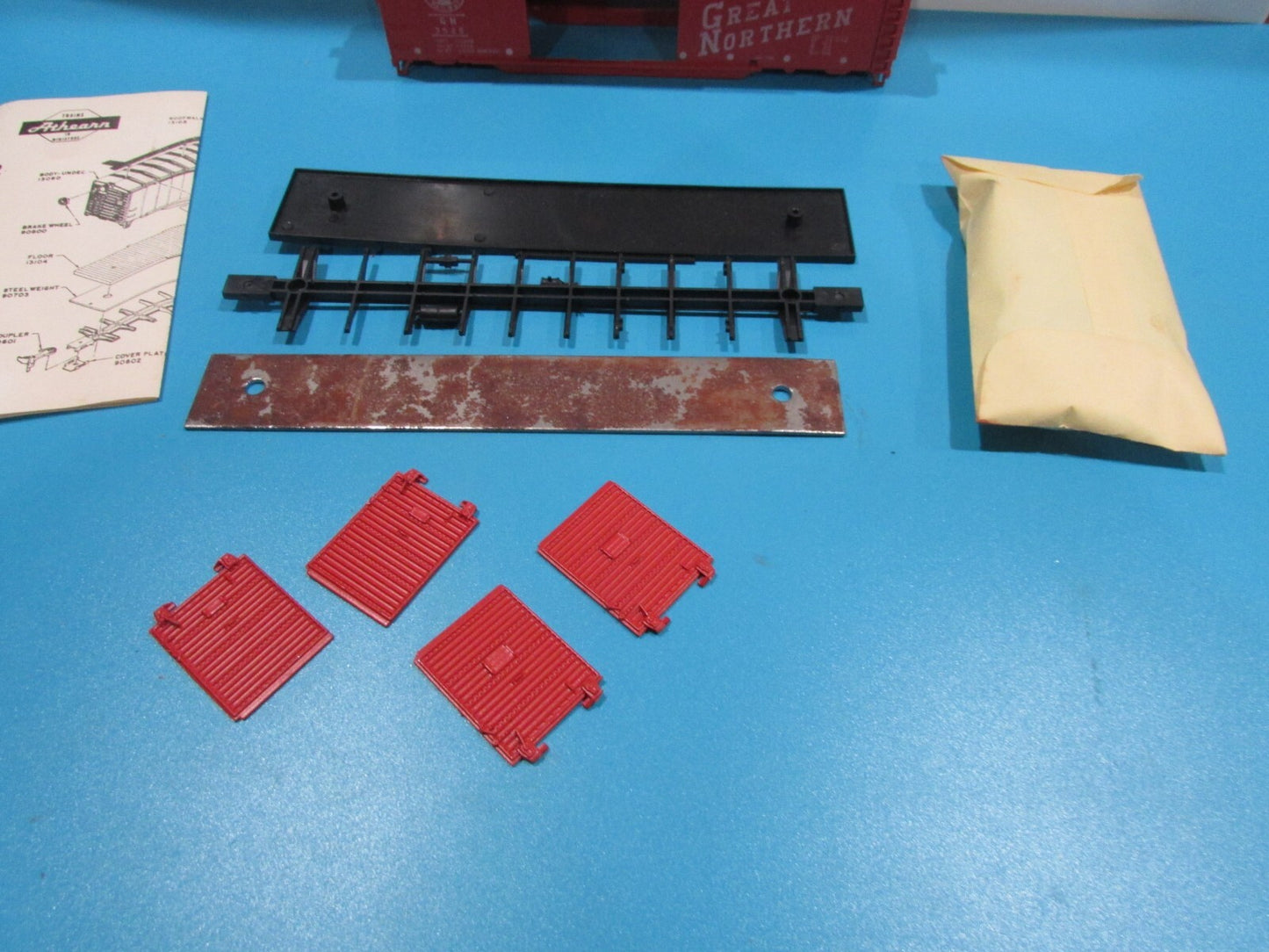 HO Scale Athearn (2) Freight Cars Kits  Great Northern Lot#1002