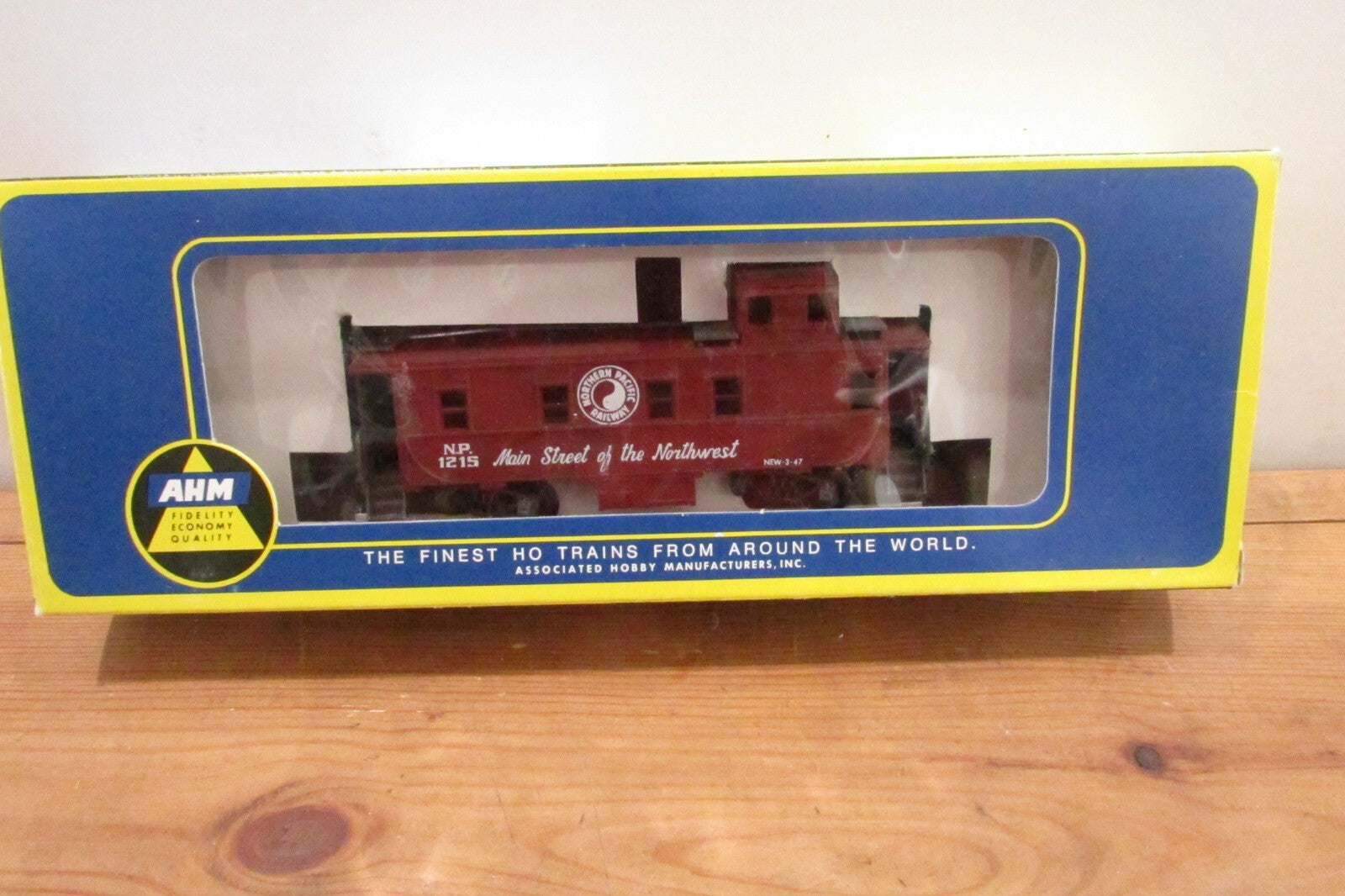 HO Scale AHM 5277L Caboose Car Northern Pacific "Main Street of the Northwest"