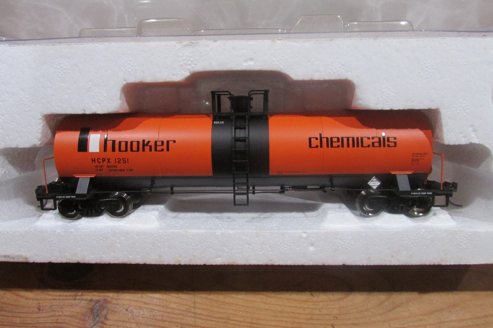 HO Scale Atlas 20-001-113 17360 Gallon Tank Car Hooker #1251 A4917
