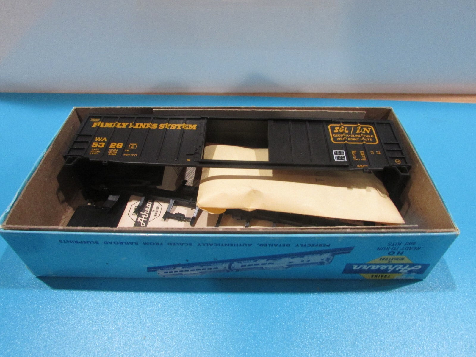 HO Scale Athearn 275 Family Lines  50ft Boxcar Lot#0853