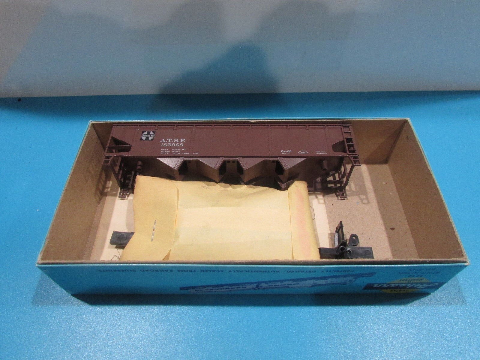 HO Scale Athearn 1758 Hopper Car Kit  Santa Fe