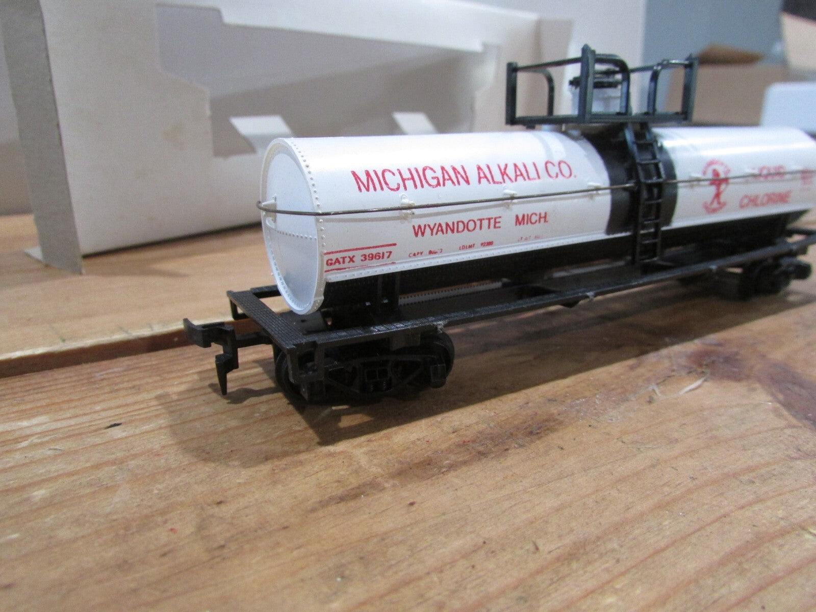 HO Scale AHM 5276G Michigan Alkali Co. Liquid Chlorine Tank Car