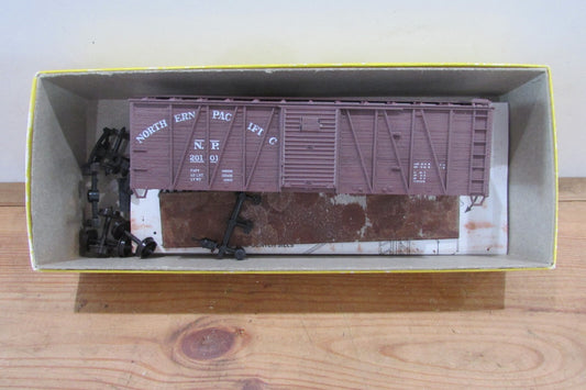 HO Scale Accurail 4403 Northern Pacific 40' O.B  Steel  Box Car #20110