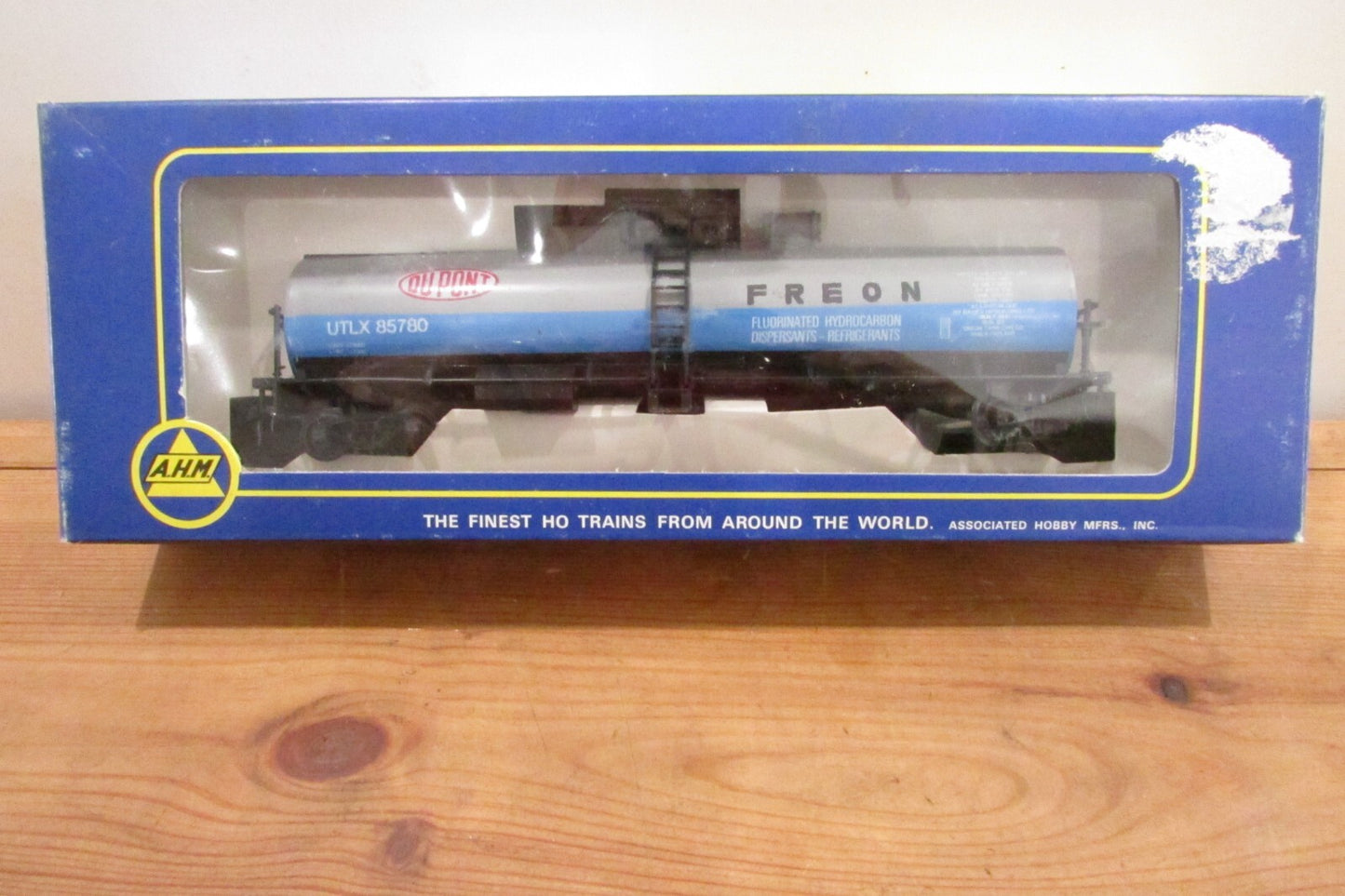 HO Scale AHM 5297B Dupont Chemical Tank Car "Freon"
