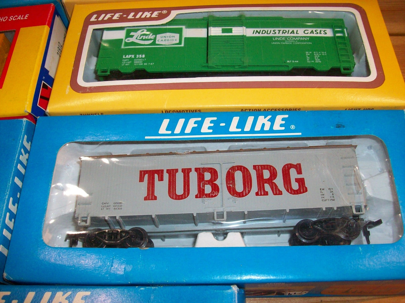HO Scale Life-Like (9) Assorted Freight Cars in Box Lot#0471