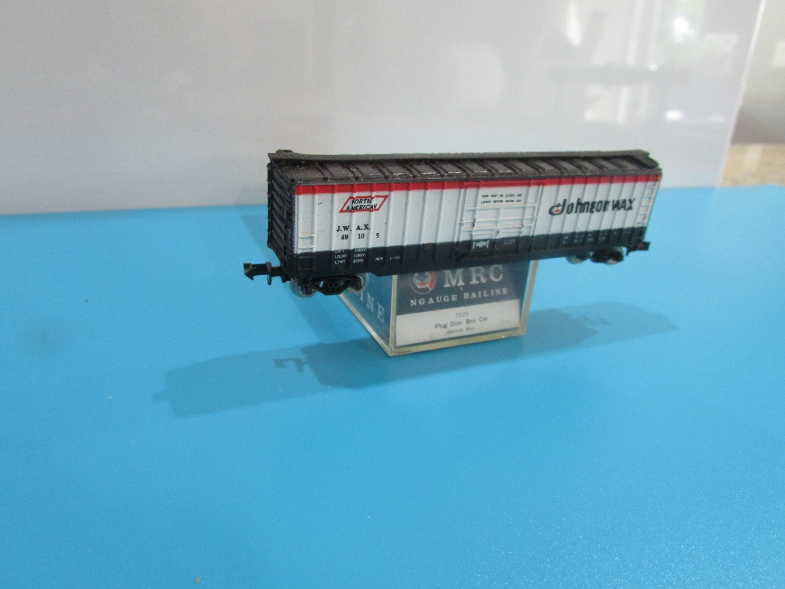 N Scale MRC 7025 Plug Door Box Car Johnson Wax