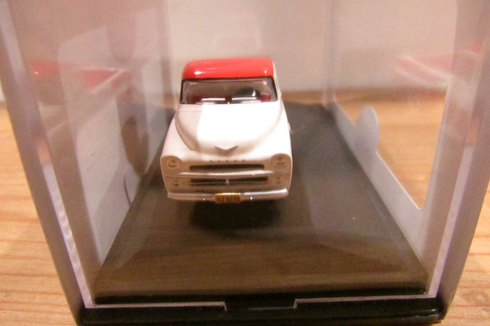 Ho Scale 1:87 Oxford Dodge D100 Sweptside Pickup 1957 Tropical Coral/Glacier Wh.