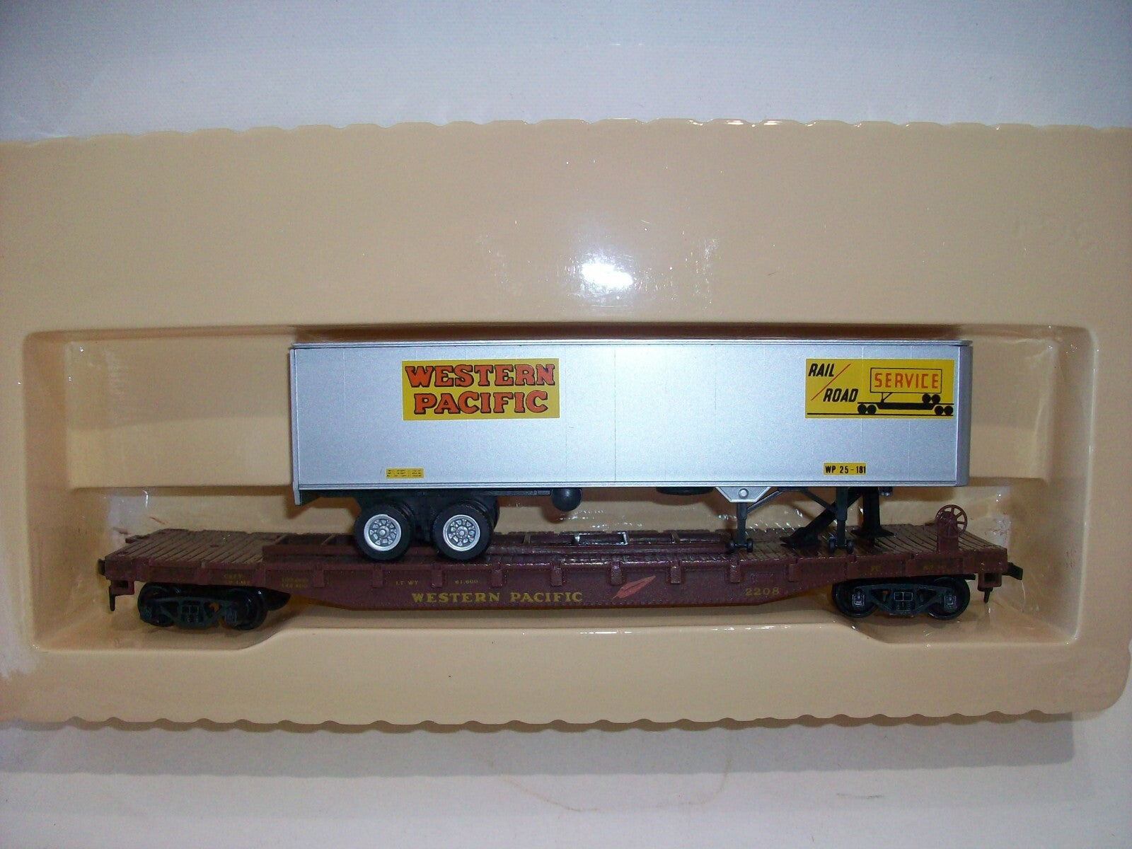 HO Scale Con-Cor 54' Flat Car w/Trailer "Western Pacific" Lot#3868
