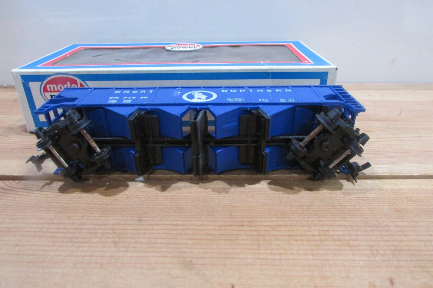 HO Scale Model Power Great Northern Hopper Car #71950 Lot#0371