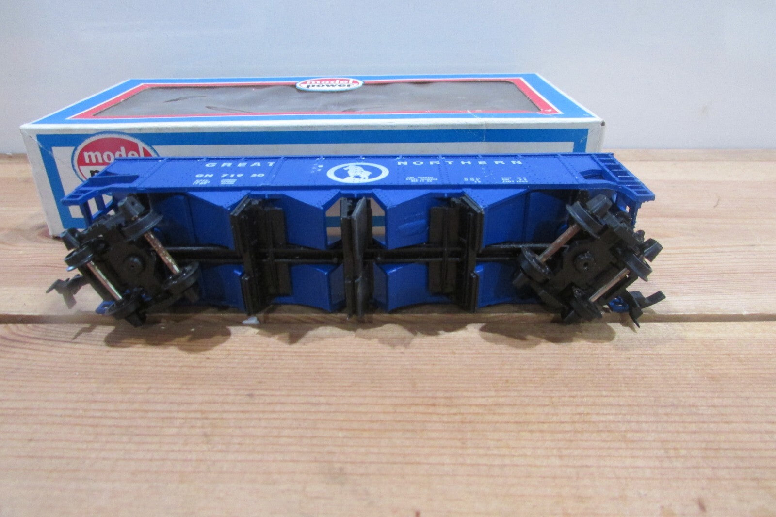 HO Scale Model Power Great Northern Hopper Car #71950 Lot#0371