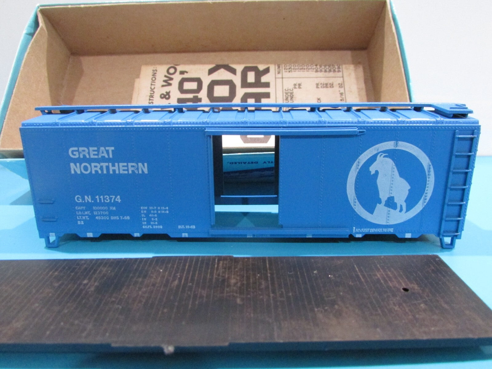 HO Scale Athearn 1204 40ft BoxCar Kit Great Northern