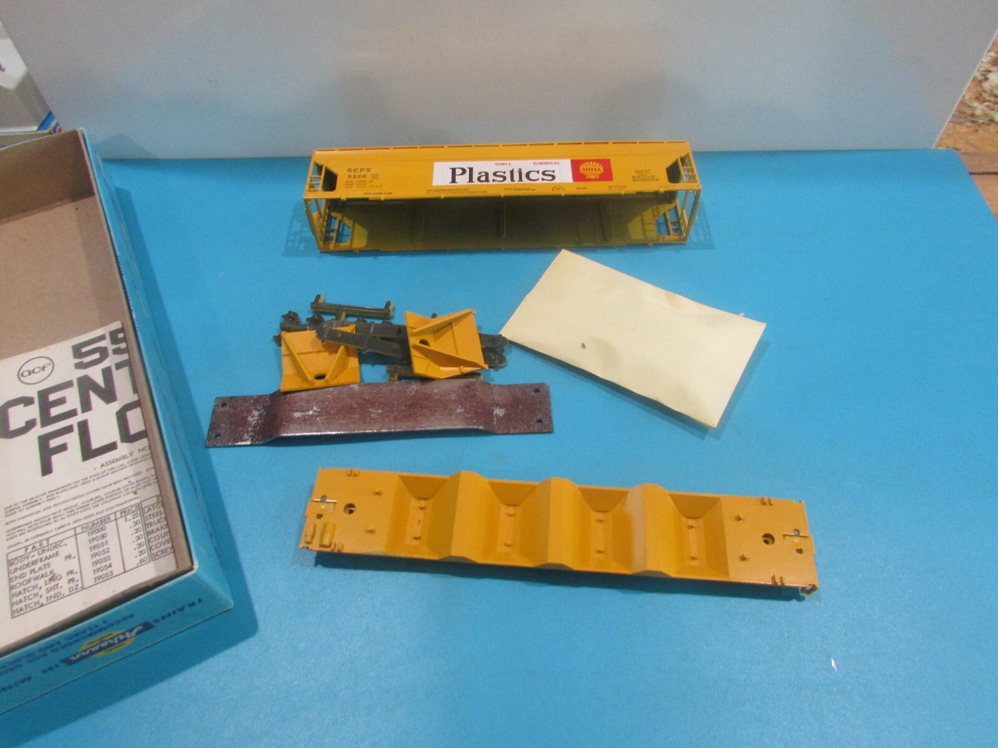 HO Scale Athearn 1910 55ft Center Flow Hopper Plastics Shell Oil Car Lot#2109