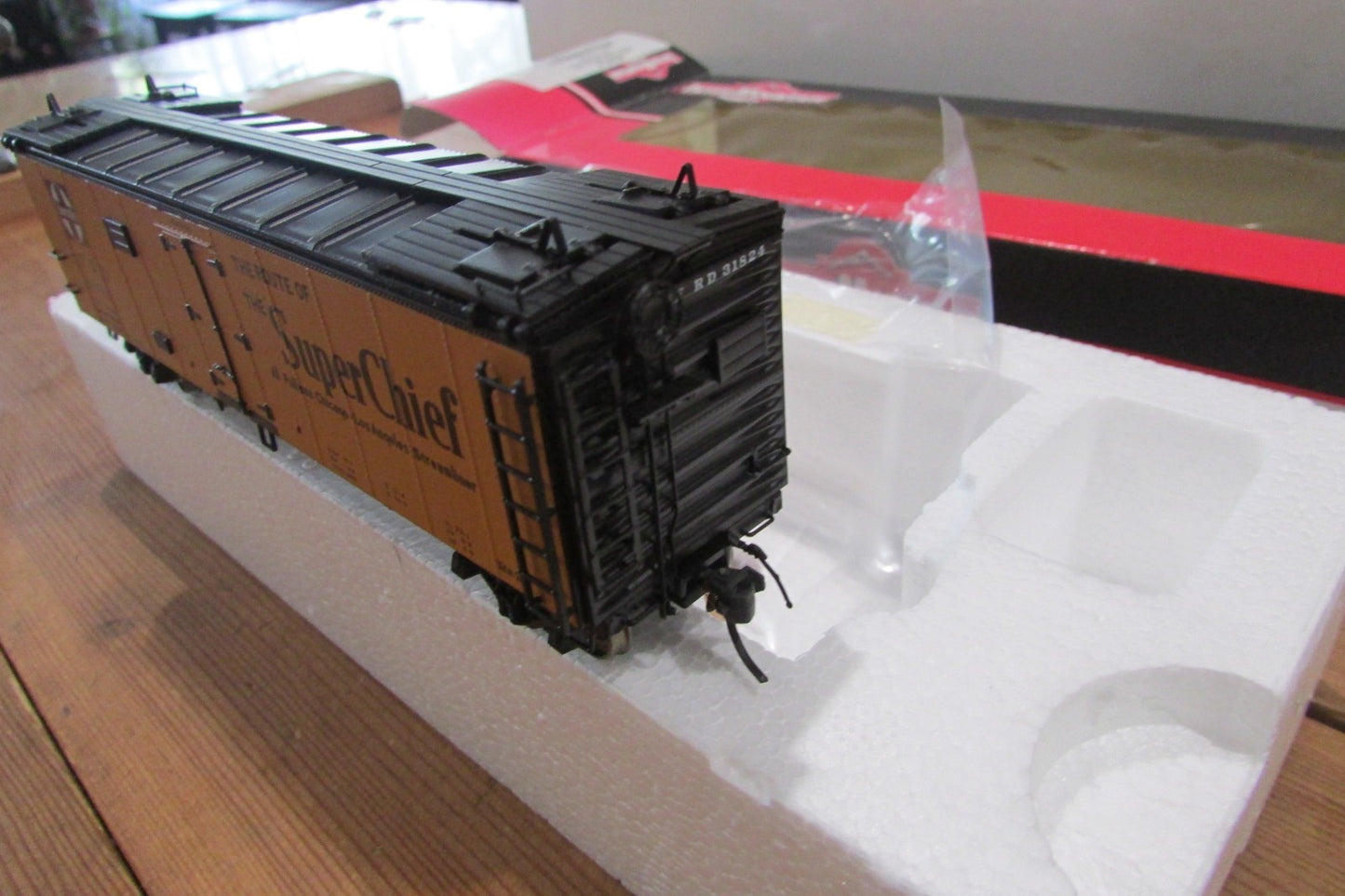 HO Scale InterMountain 49109-195 Santa Fe Refrigerator Car #31824  IM5121