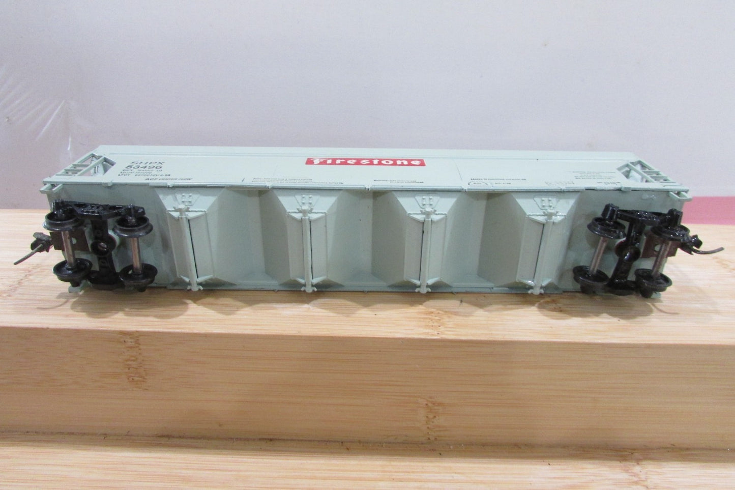 HO Scale  Athearn 4Bay Covered Hopper Firestone  SHPX 53496 Lot#5182