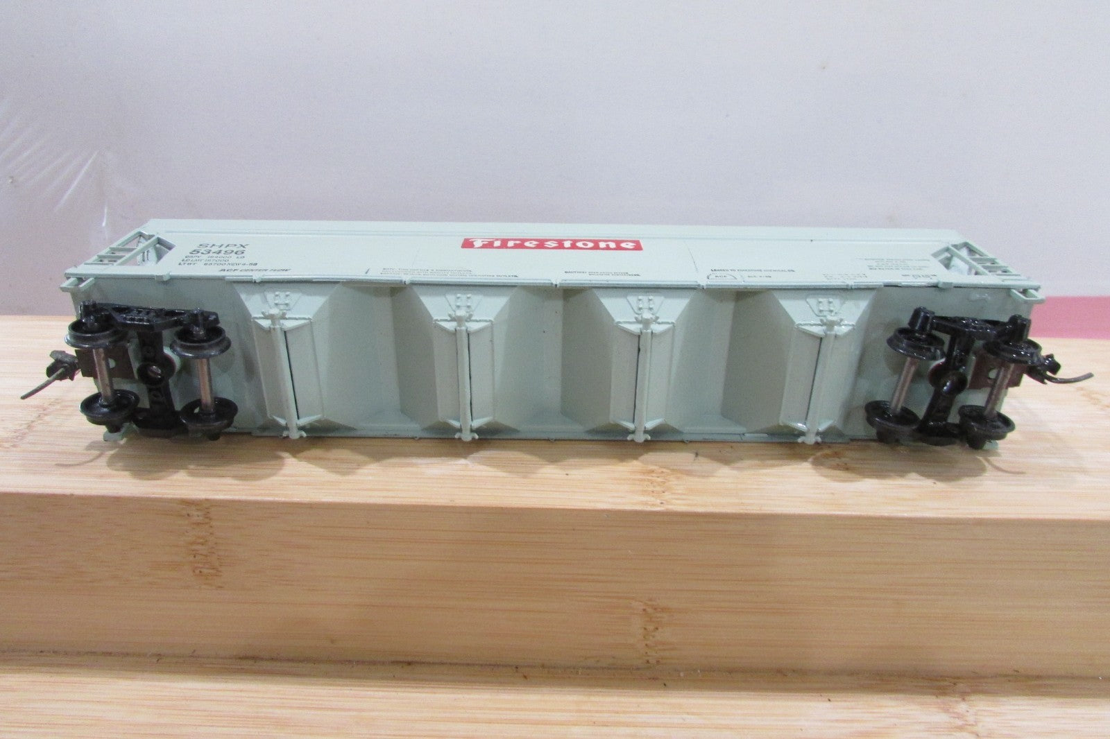 HO Scale  Athearn 4Bay Covered Hopper Firestone  SHPX 53496 Lot#5182