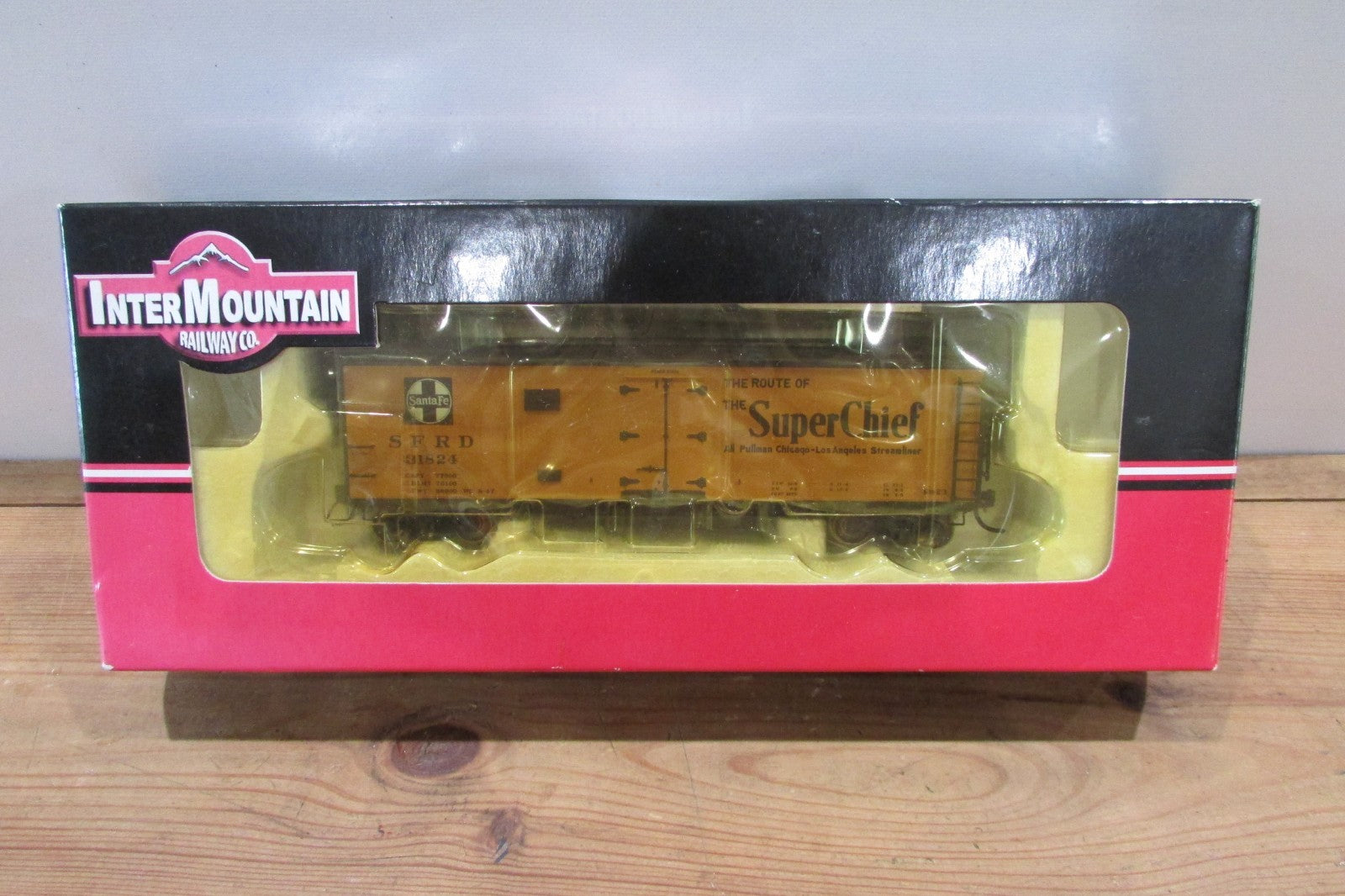HO Scale InterMountain 49109-195 Santa Fe Refrigerator Car #31824  IM5121