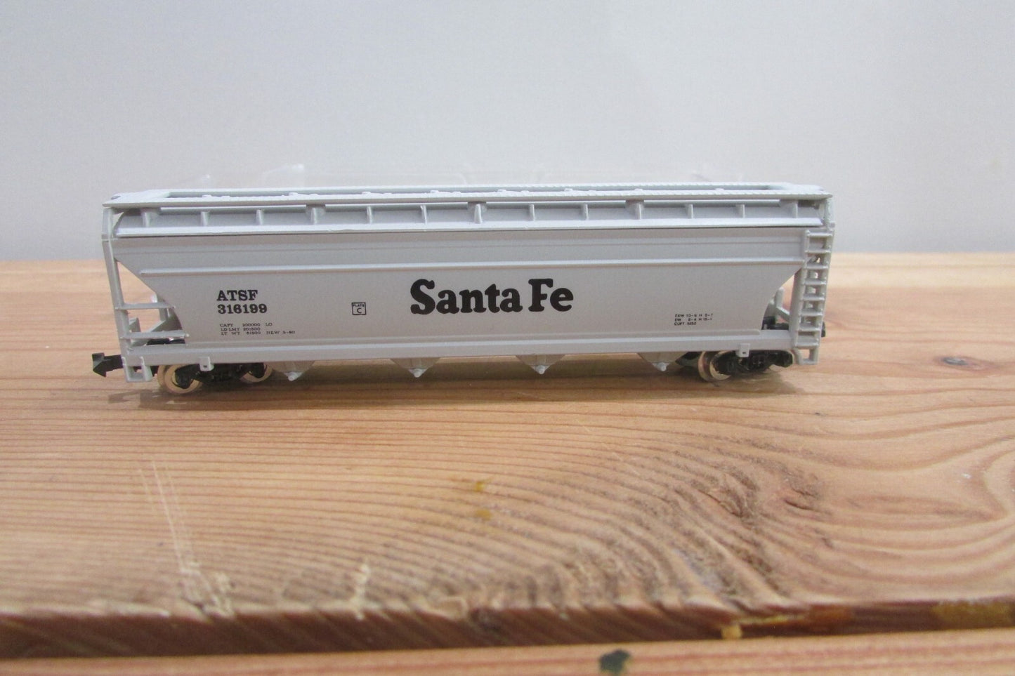 N Scale Model Power 3465 55" Cylindrical Hopper Santa Fe