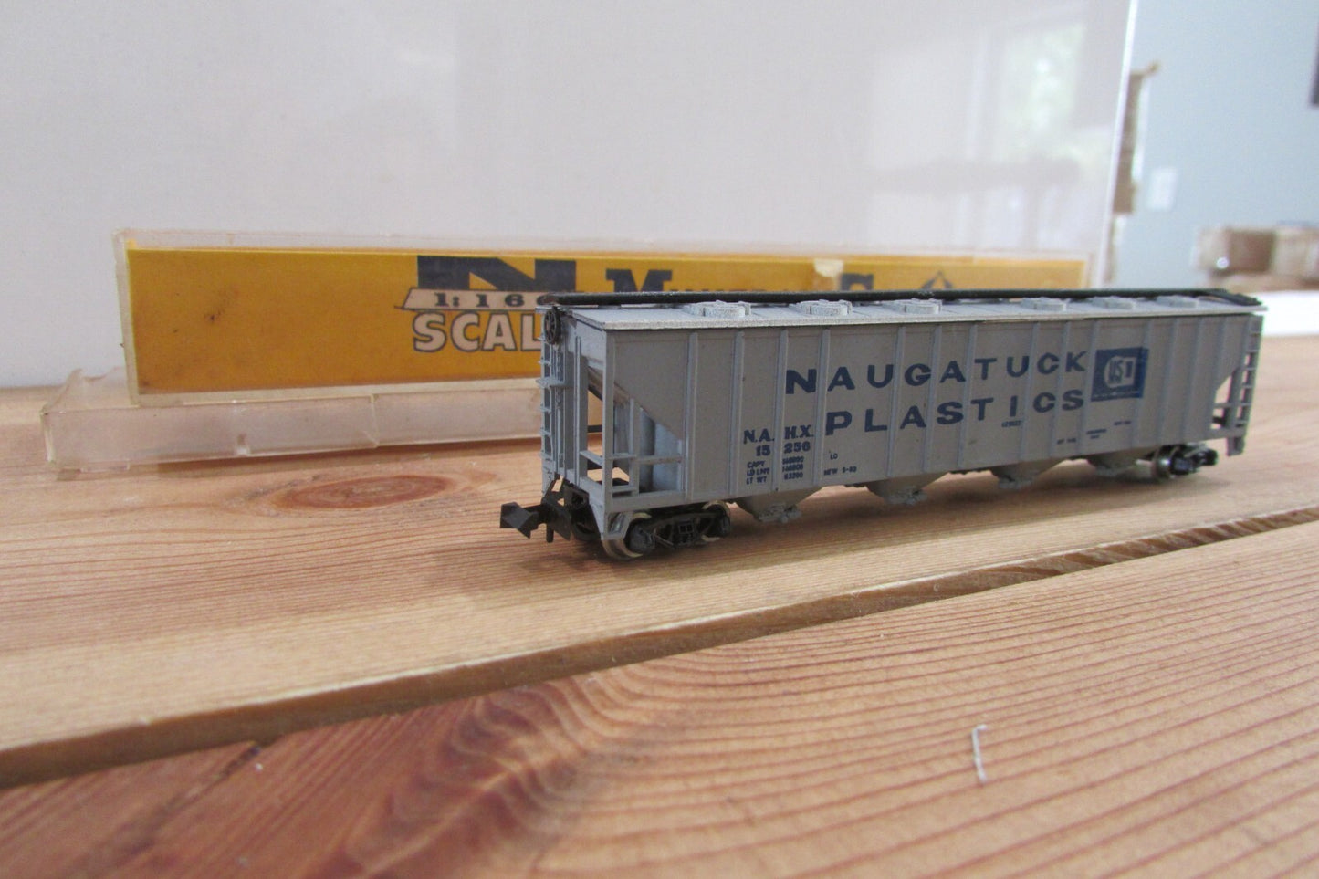 N Scale AHM Minitrains 4446 Naugatuck Plastic Covered Hopper Car