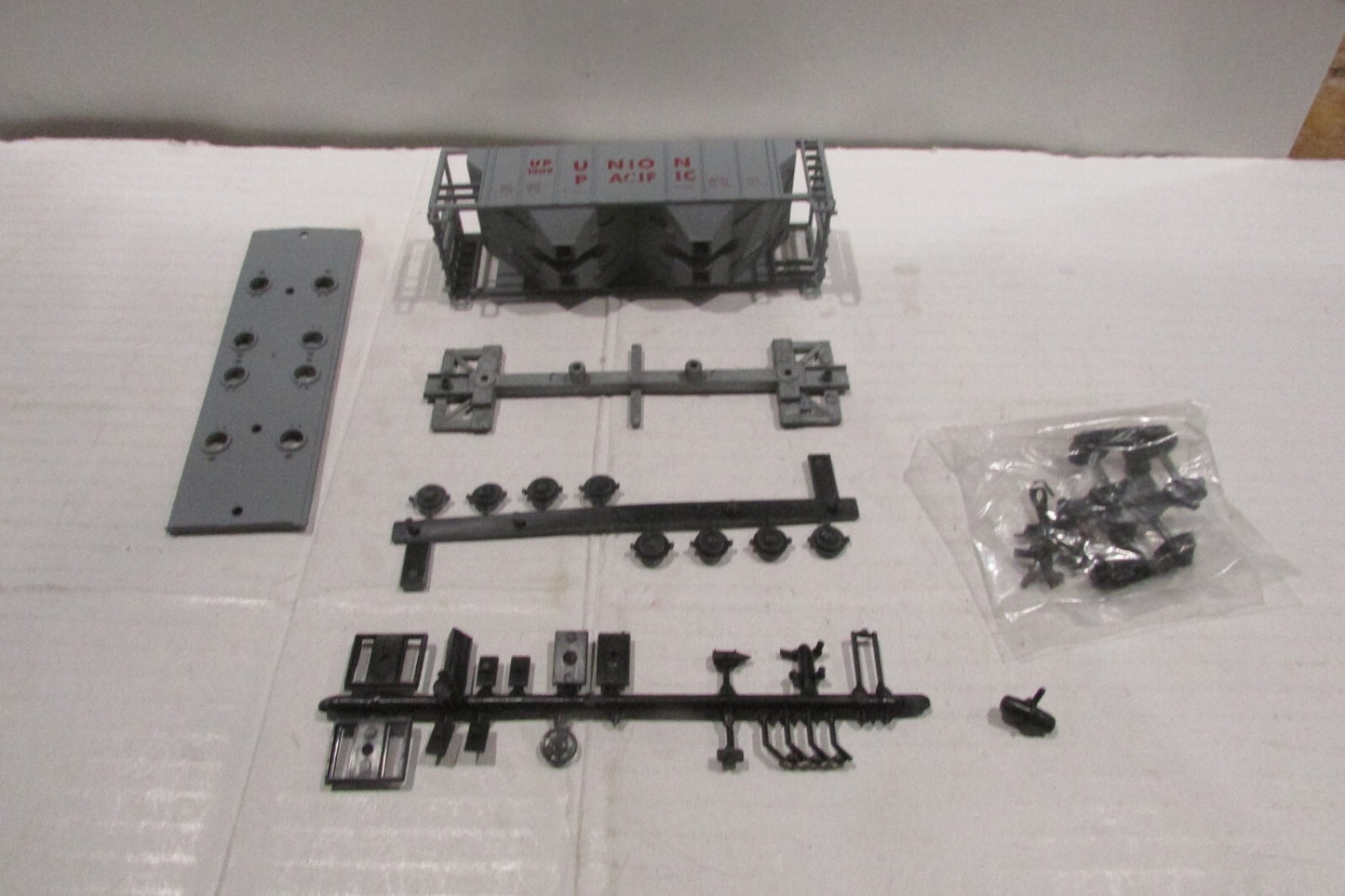 HO Scale RoundHouse 1432 Covered Hopper Kit Union Pacific RH4303