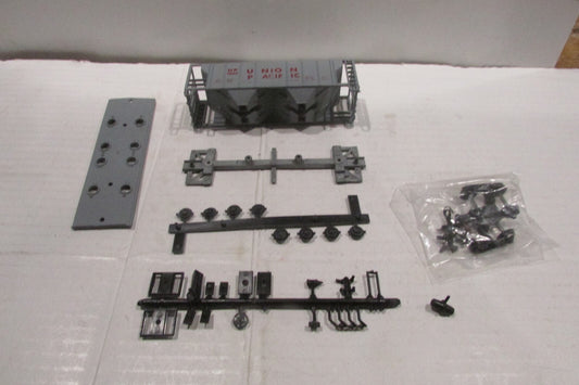HO Scale RoundHouse 1432 Covered Hopper Kit Union Pacific RH4303