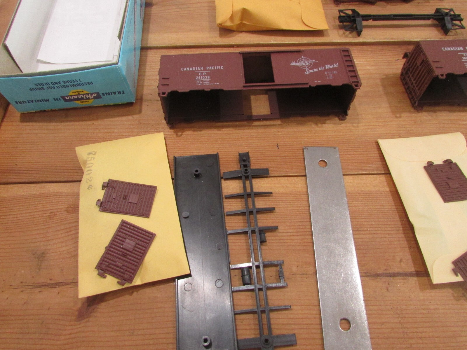 HO Scale Athearn (3) Assorted Cars Kits Canadian Pacific Lot#1910