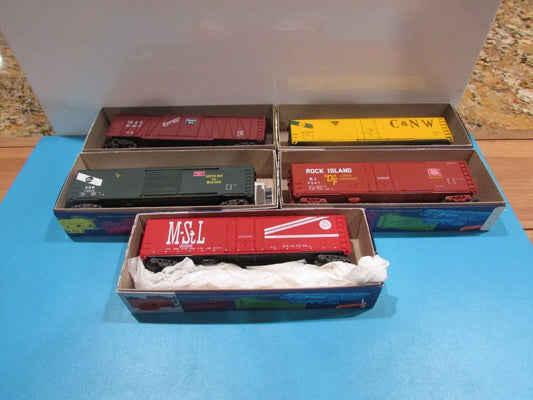 HO Scale Roundhouse(5)  Assorted Freight Cars RTR Lot#2267
