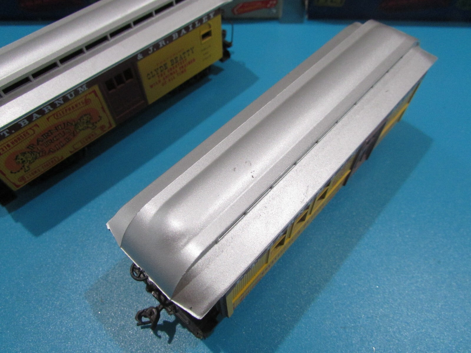 HO Scale Roundhouse (2) Barnum & Bailey Passenger Cars  Lot#1776