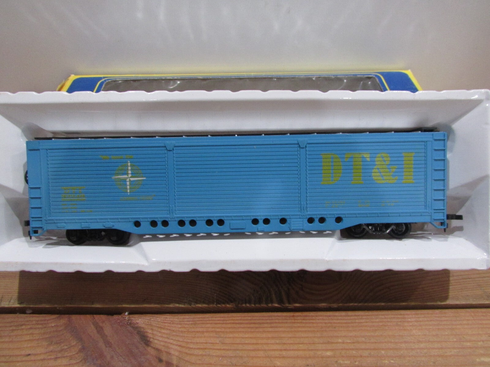 HO Scale AHM 5270-05 All Door Box Car DT&I RTR