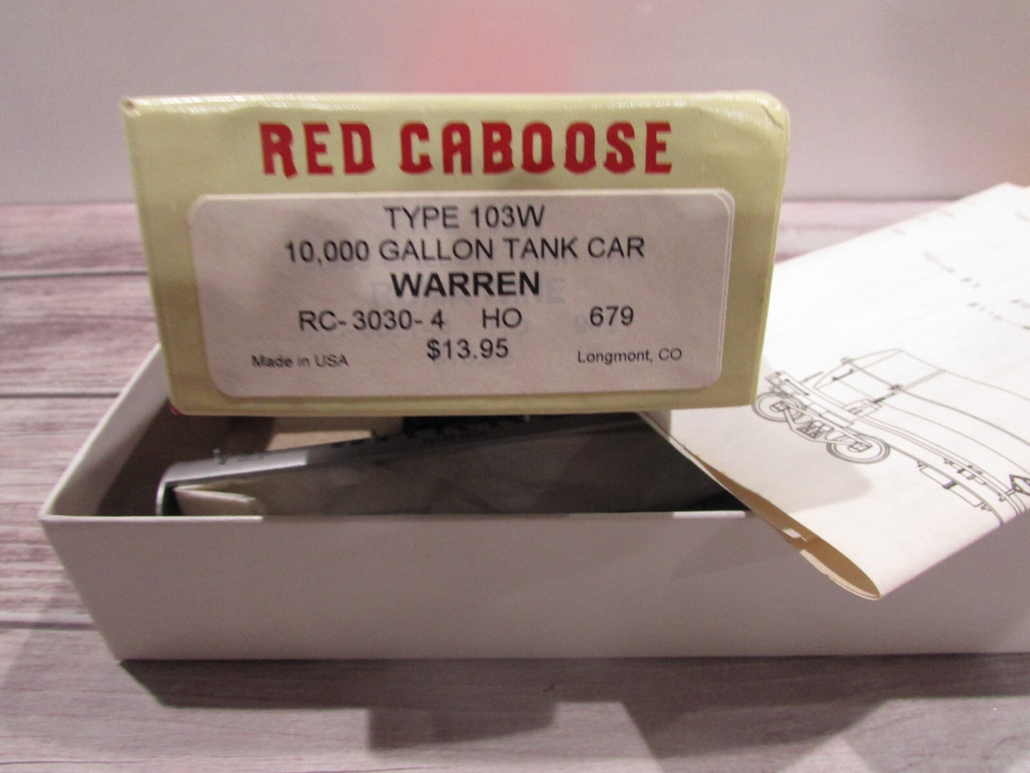 Ho Scale Red Caboose  RC-3030-4 10,000 Gallon Tank Car Warren Lot#3929