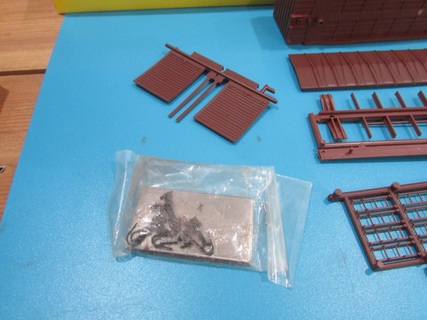HO Scale (4) Assorted Freight Cars Kits Seaboard Lot#1017