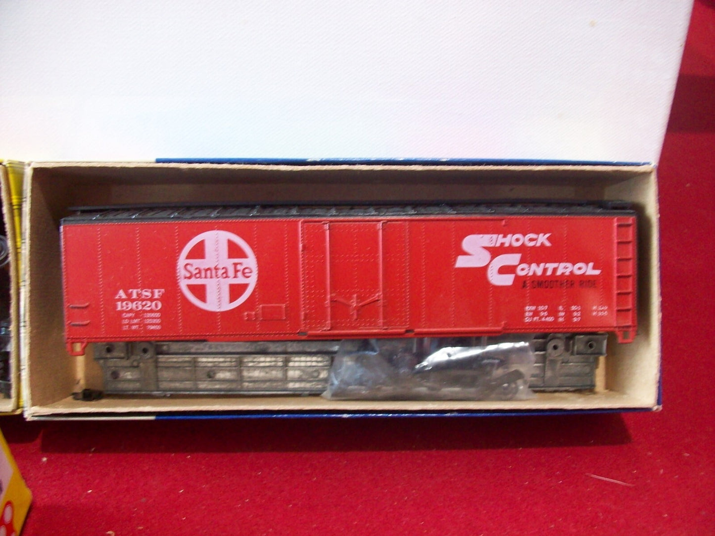 HO Scale (4)Roundhouse  Assorted Freights Cars " Santa Fe" Kits Cars Lot#0540