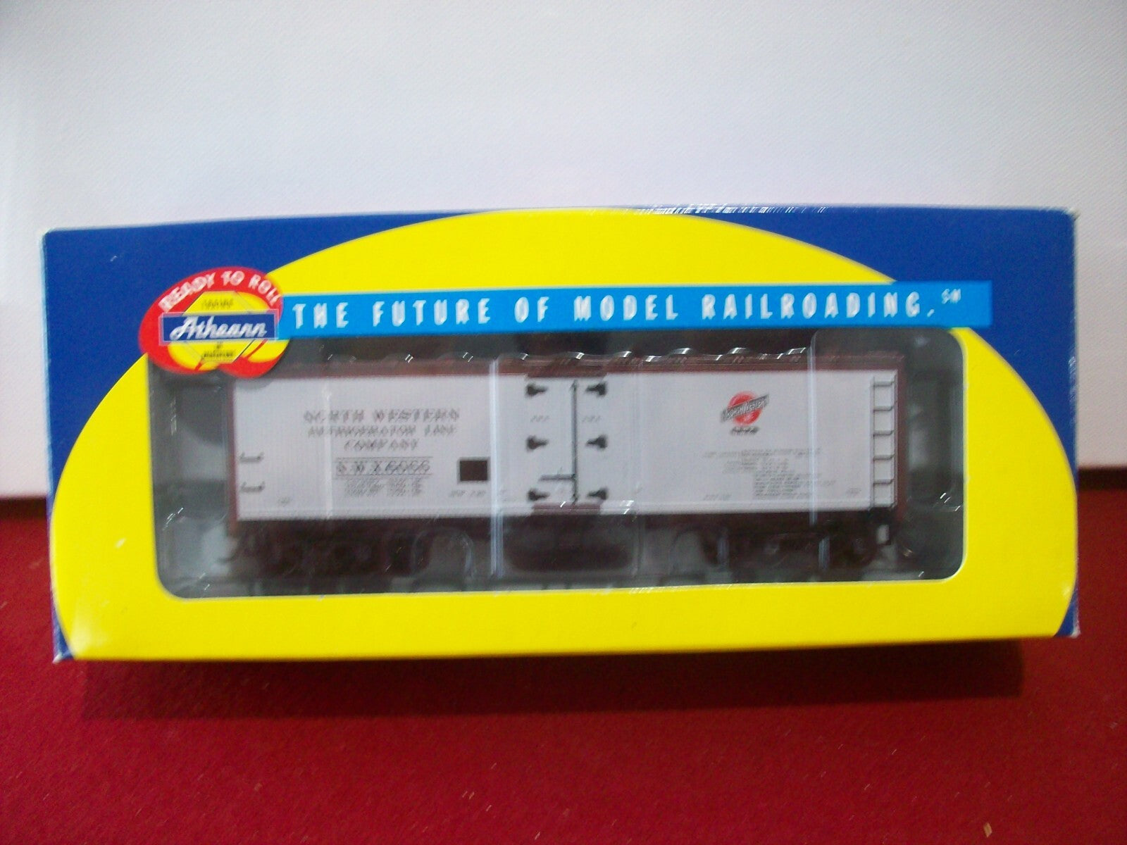 HO Scale Athearn93112 North Western Refrigerator Car