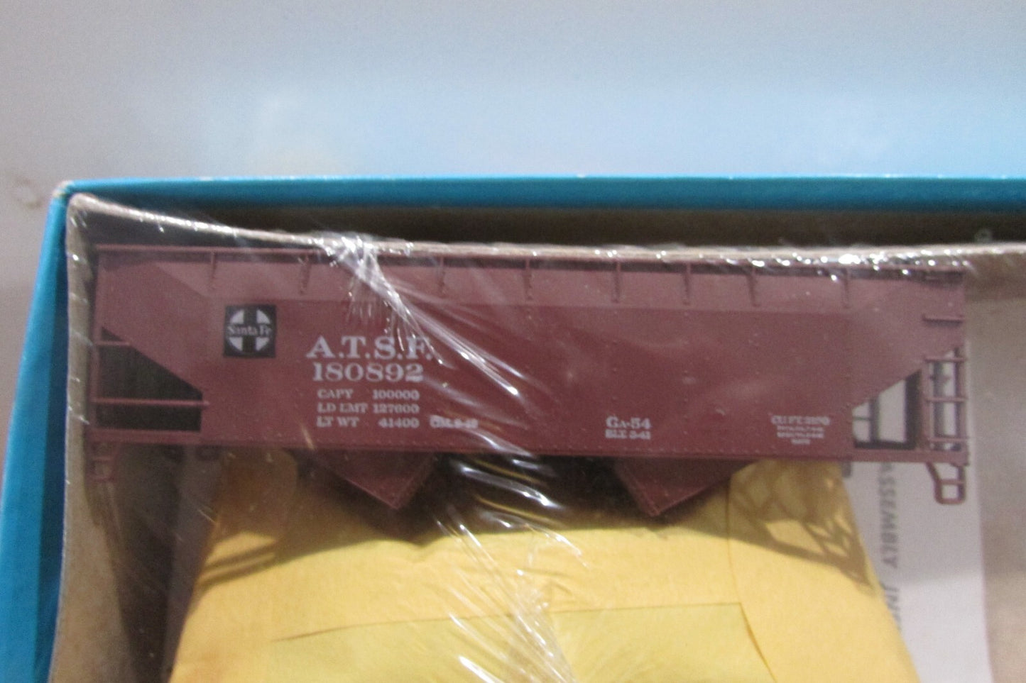 Ho Scale Athearn 5401 34ft o/s Hopper Santa Fe Kit  ATH4493