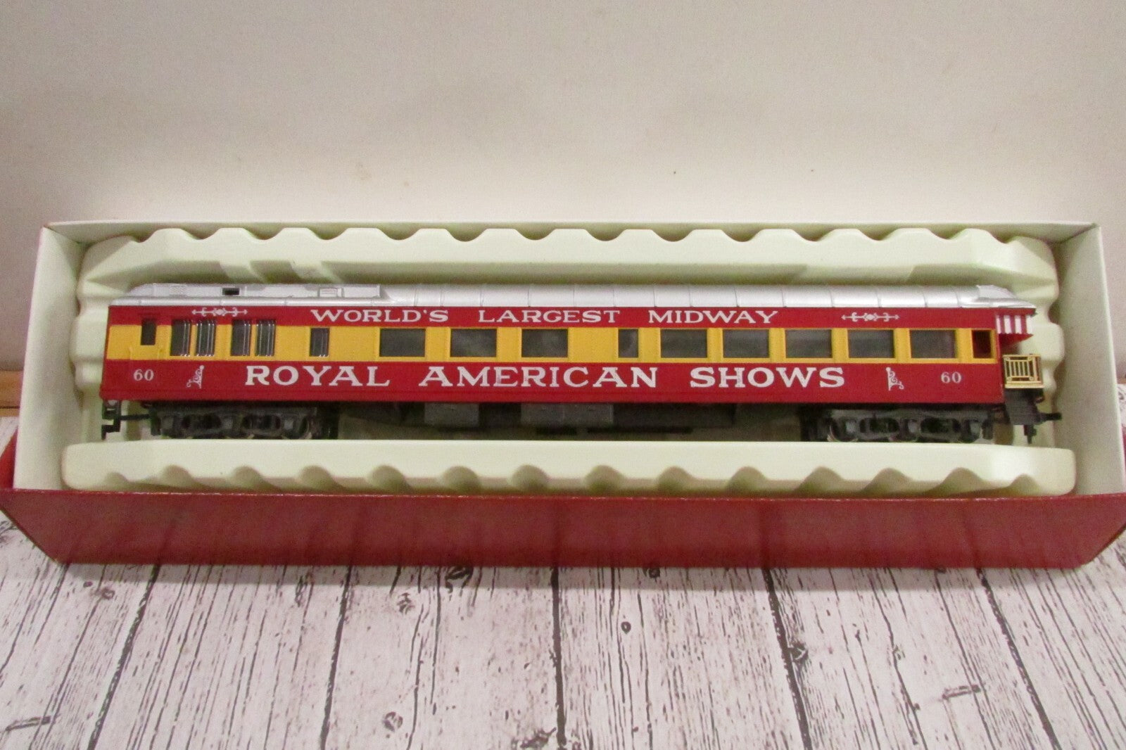 HO Scale Rivarossi Royal American Shows Observation Passenger Car RTR  Lot#3332