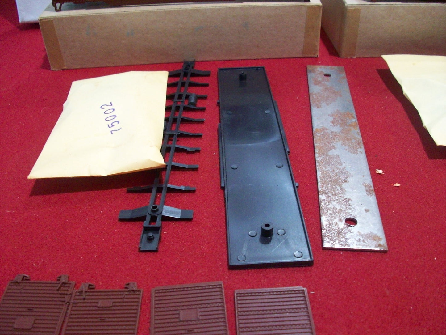 HO Scale (2) Athearn Northern Pacific Railway Cars Kit Lot#4068