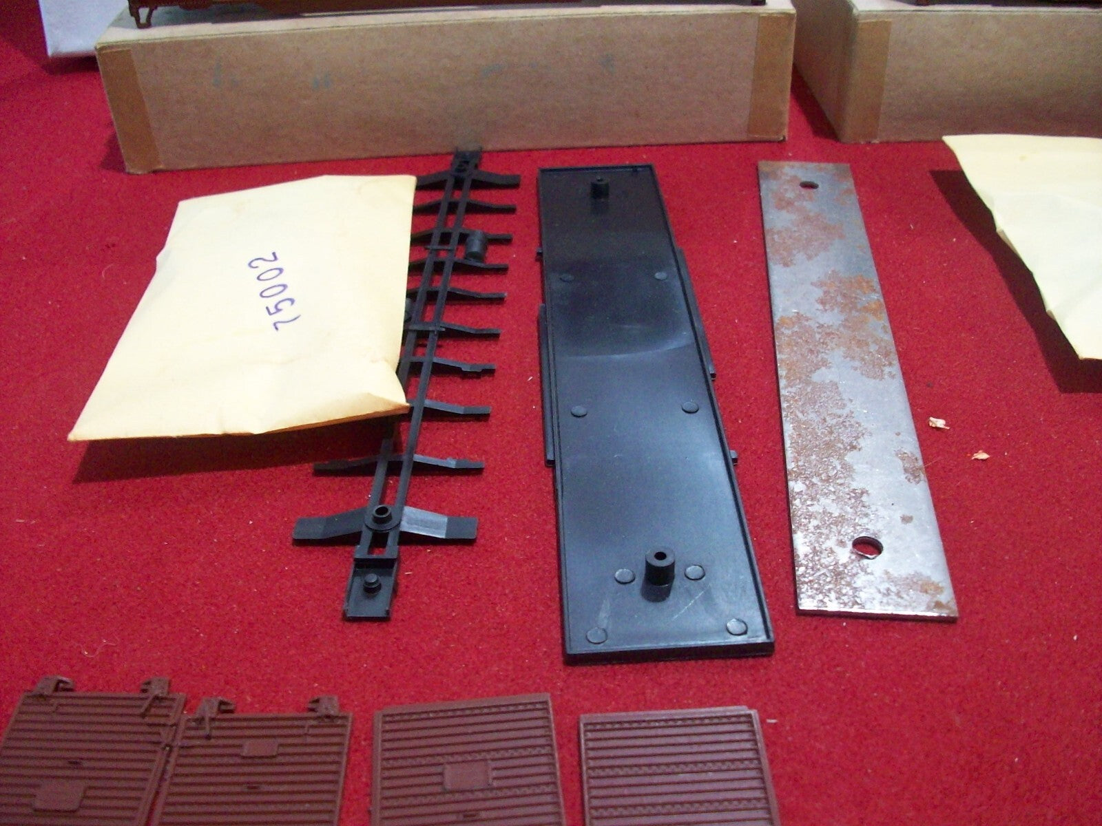 HO Scale (2) Athearn Northern Pacific Railway Cars Kit Lot#4068