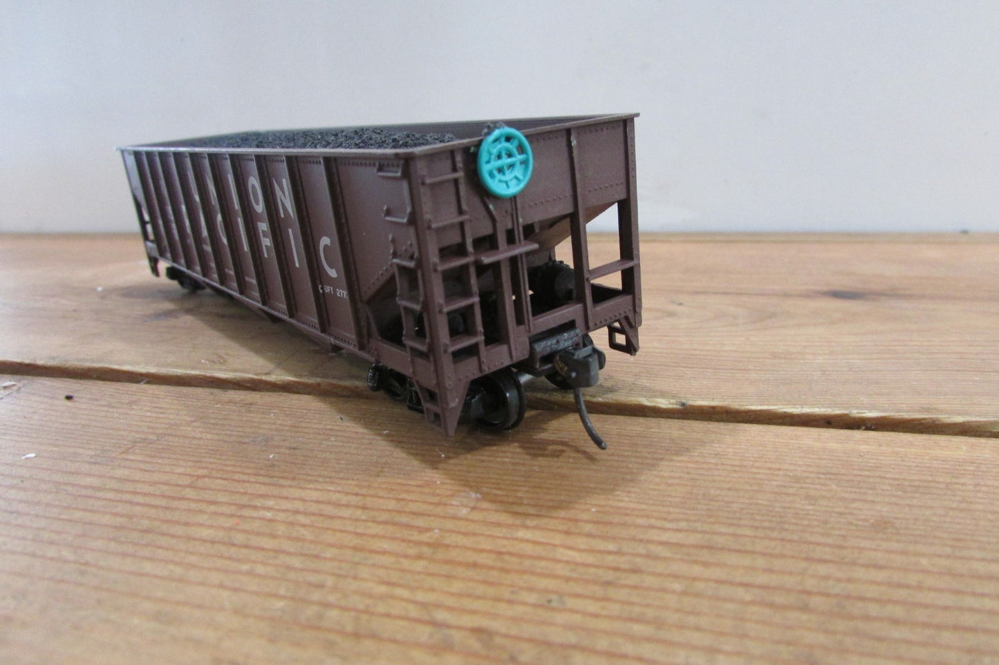 HO Scale Roundhouse 3Bay Hopper W/Load Union Pacific RH4940