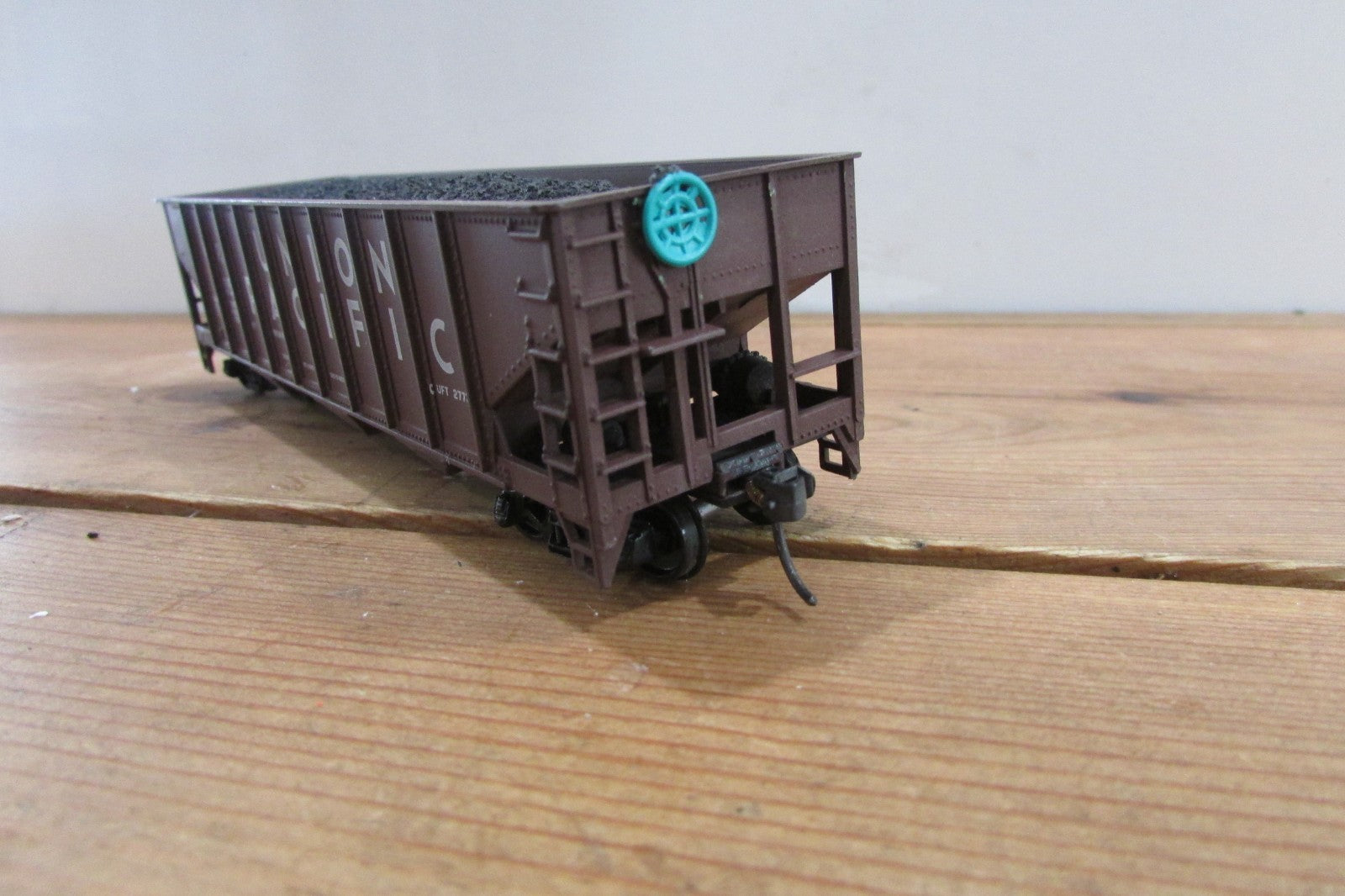 HO Scale Roundhouse 3Bay Hopper W/Load Union Pacific RH4940