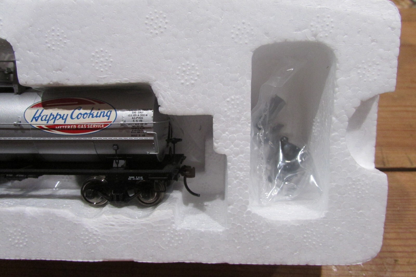 HO Scale Atlas 1061-1 11,000 Gallon Tank Car  A4923