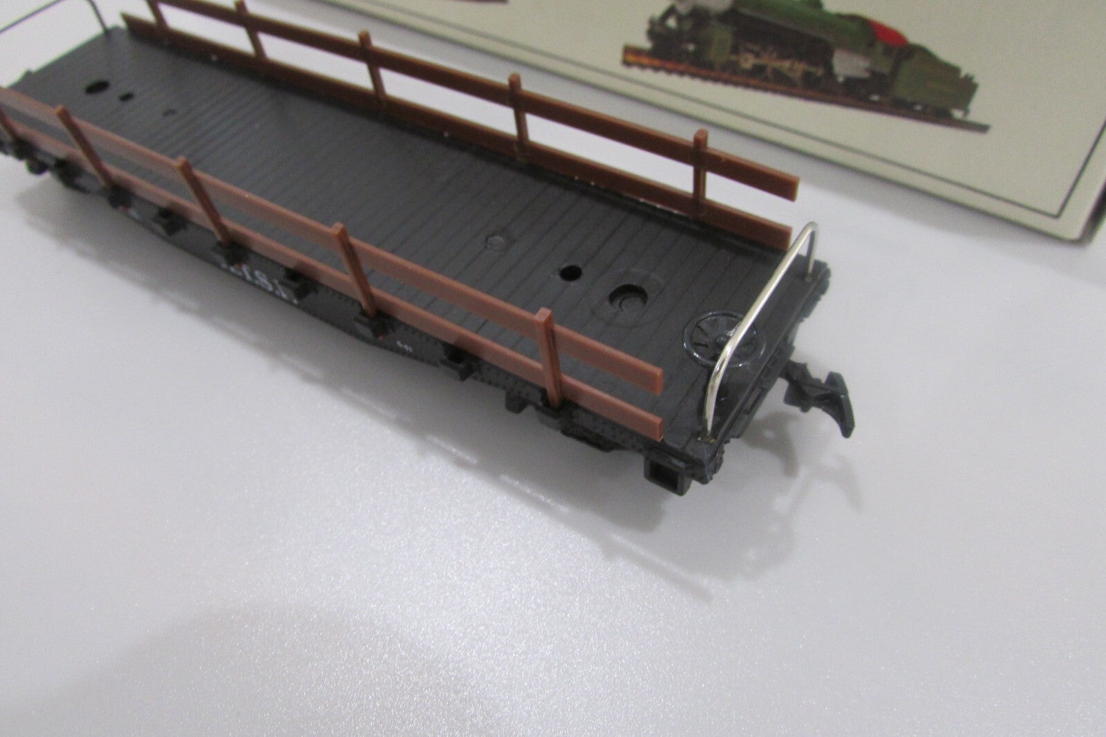 HO Scale Model Power (3) 8230 Santa Fe 40' Flat Cars w/ Guard Rails Lot#2787