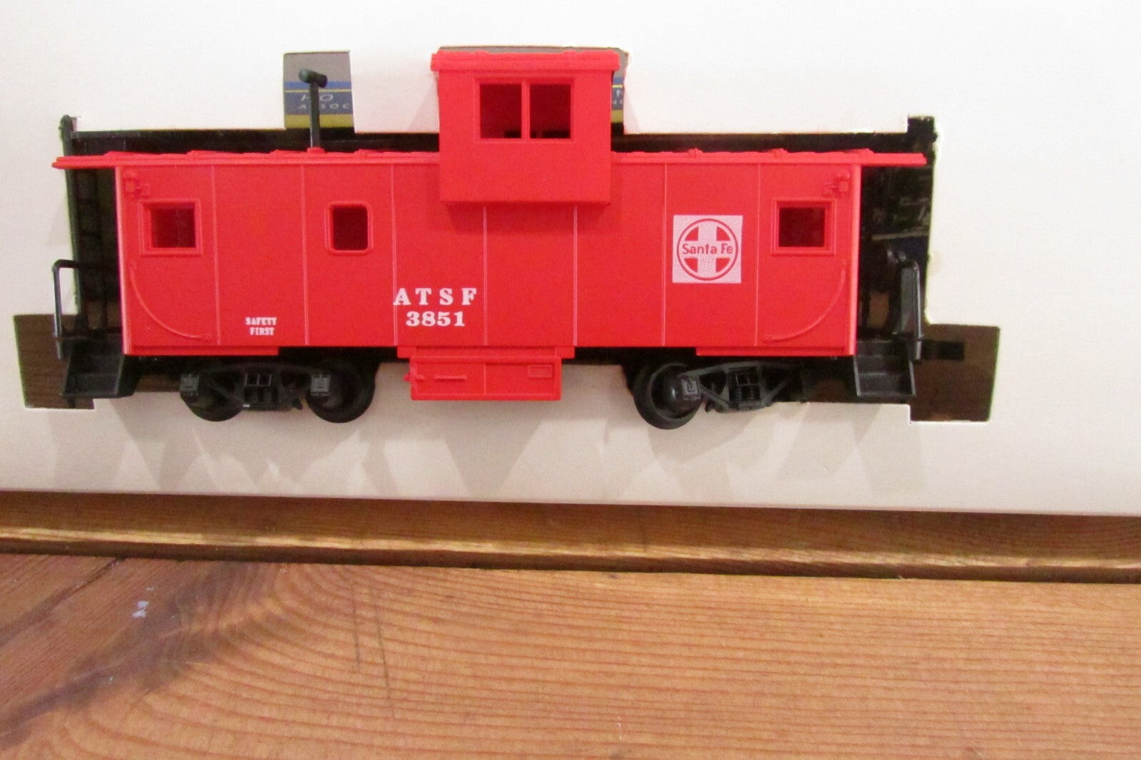 HO Scale AHM 5485EExtender Vision Caboose Santa Fe ATSF 3851