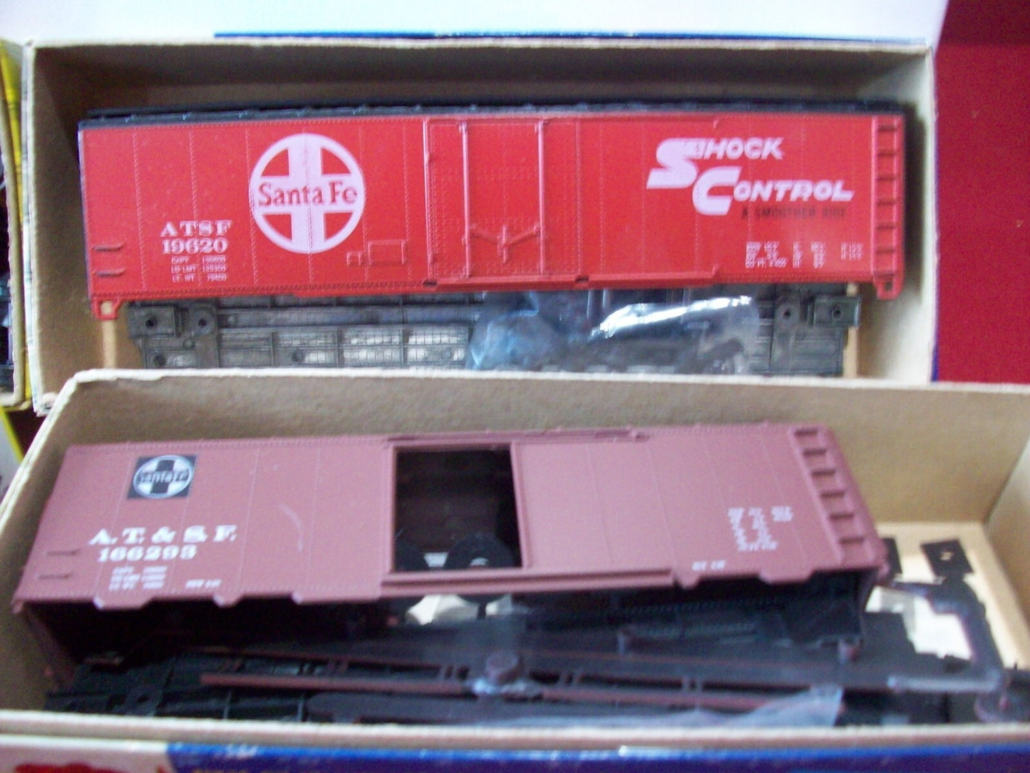 HO Scale (4)Roundhouse  Assorted Freights Cars " Santa Fe" Kits Cars Lot#0540