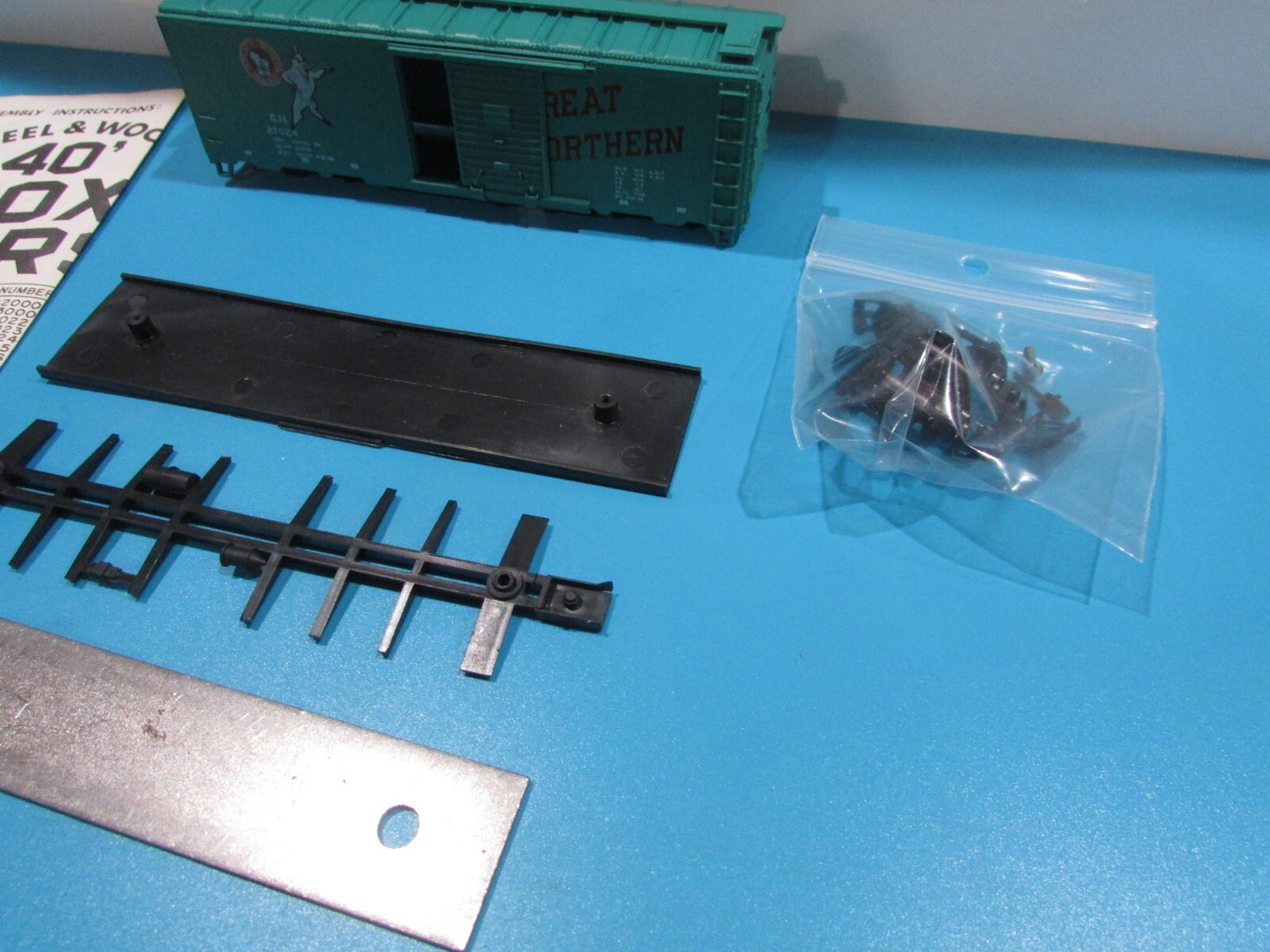 HO Scale Athearn (2) Freight Cars Kits  Great Northern Lot#1002