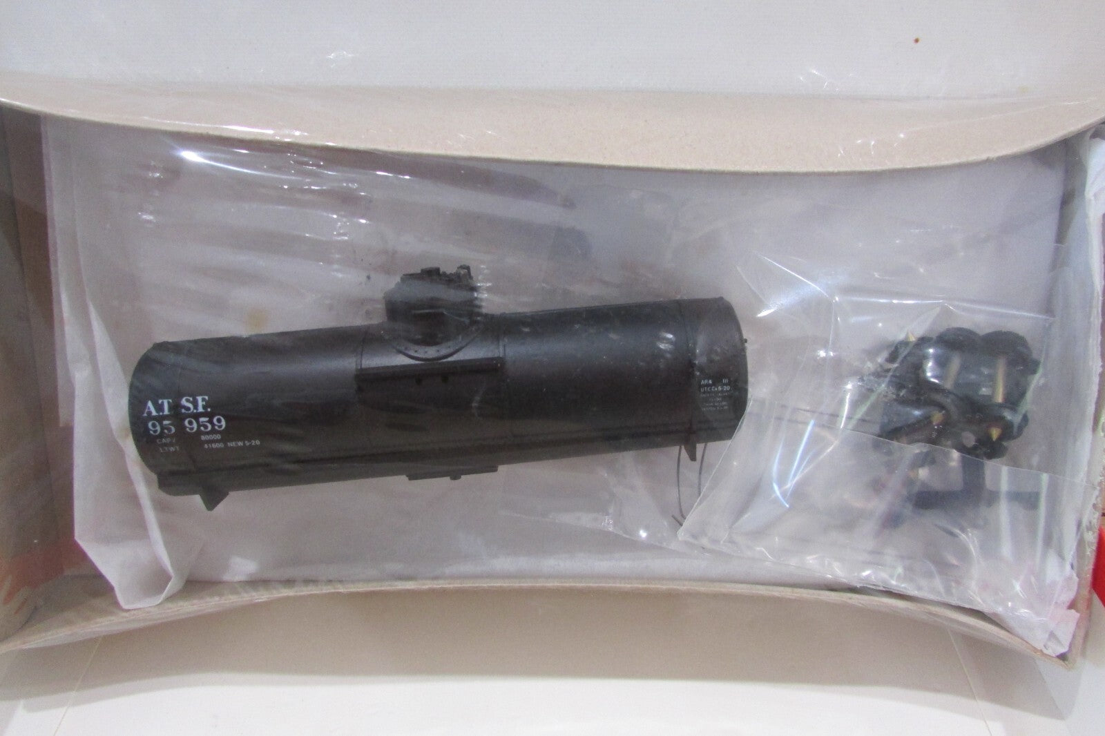 HO Scale Walthers 932-5013 35ft Tank Car ATSF #95959 Kit Wal4522
