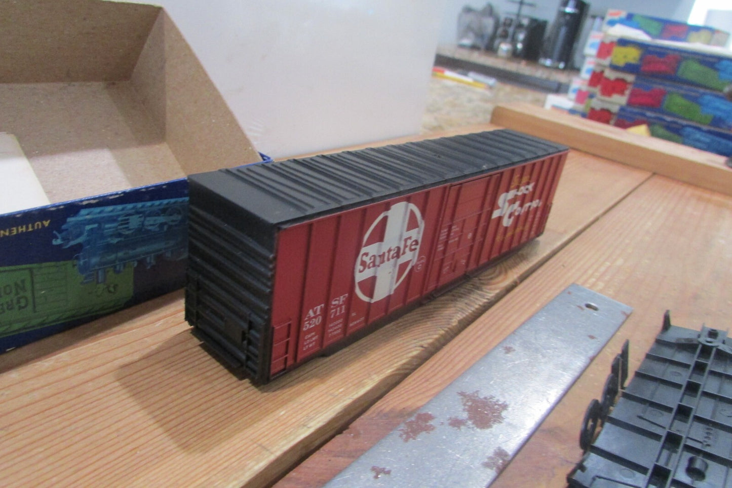 HO Scale RoundHouse 1821 50' Rib Side Hi Cube Santa Fe RH4741
