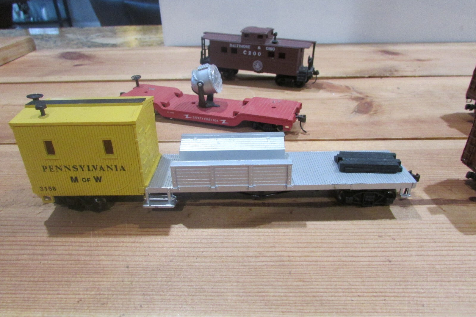 HO Scale (5) Assorted Freight Cars LOT#0148