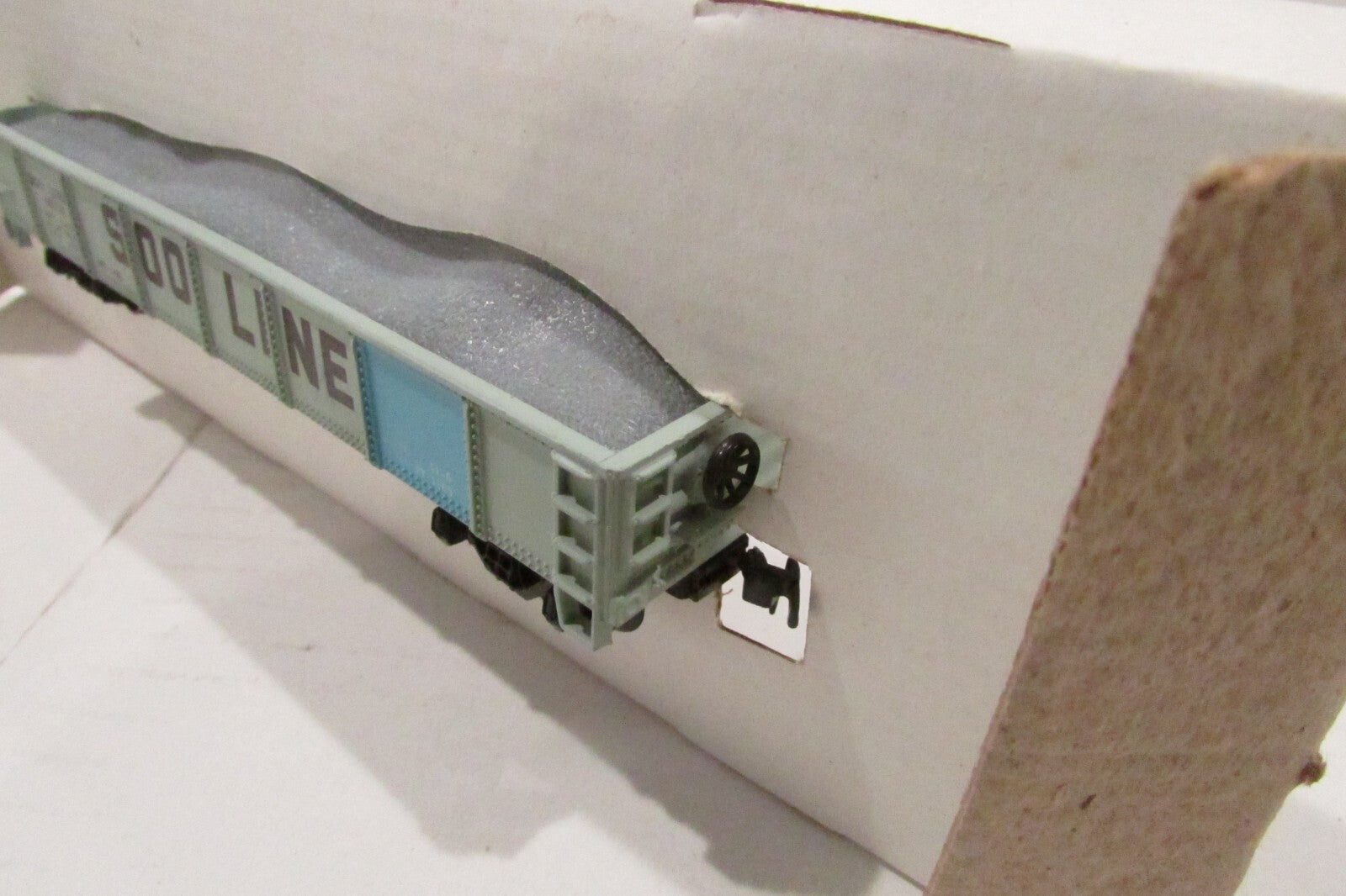 HO Scale AHM 5431P Gondola with Load Soo Line #82770